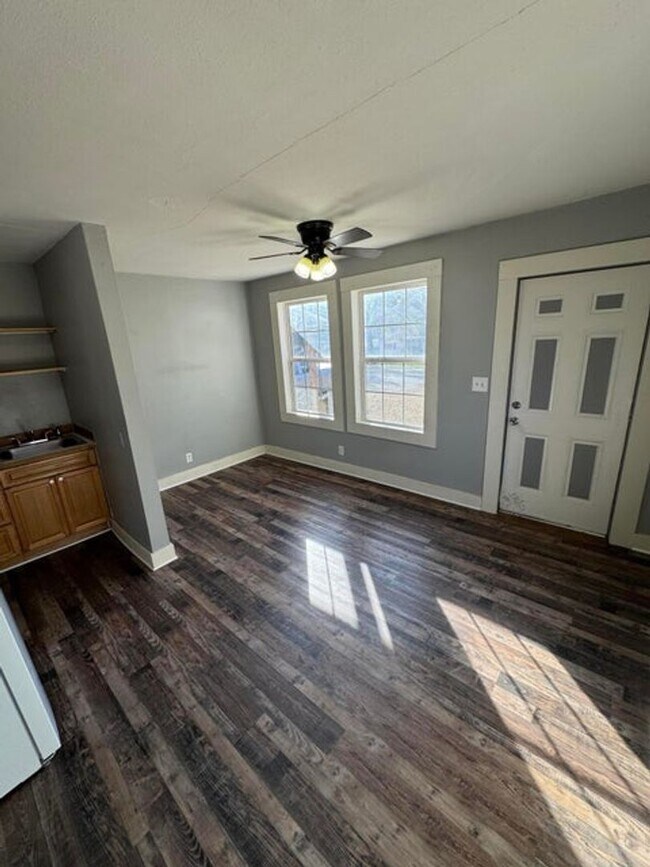 Building Photo - Great 1 bed 1 bath duplex in North Springfield. Remodeled