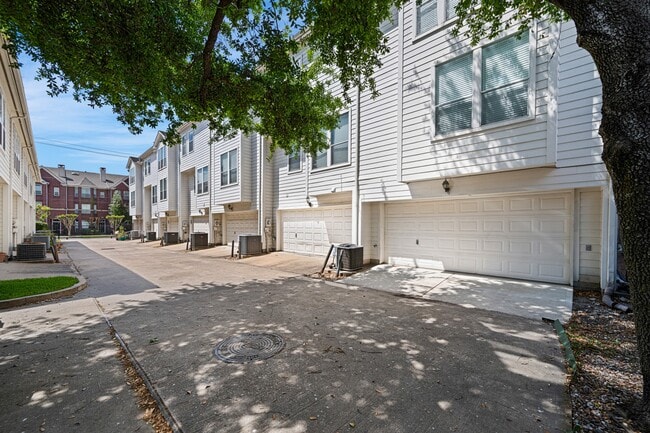 Building Photo - 1727 Hadley St