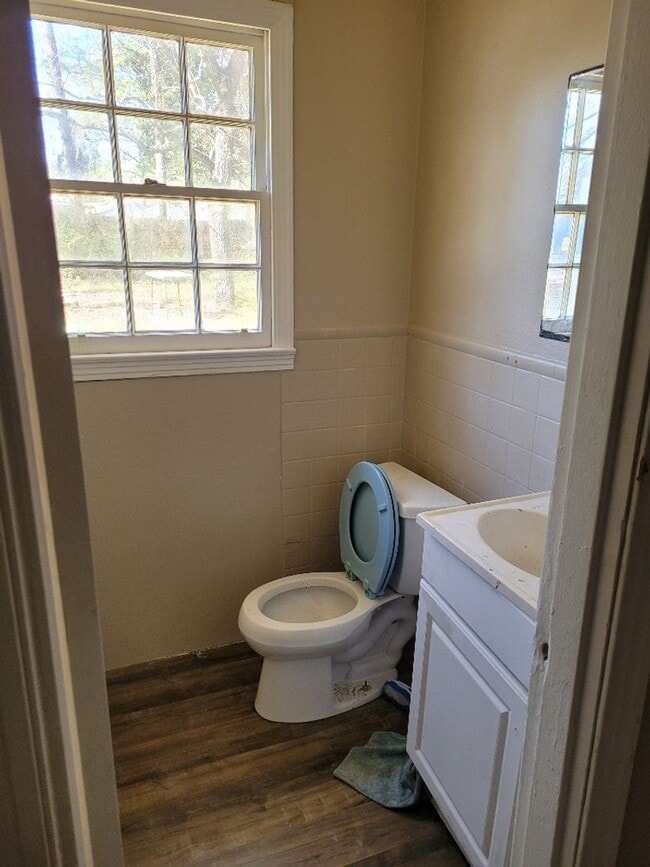 Building Photo - 3 bed 1 bath for rent