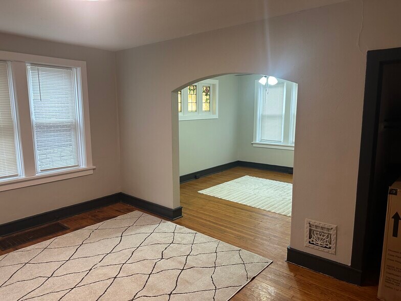 Building Photo - 4916 Winona Ave