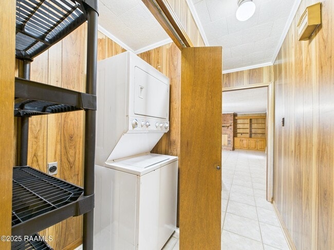 Building Photo - 905 Braquet Rd