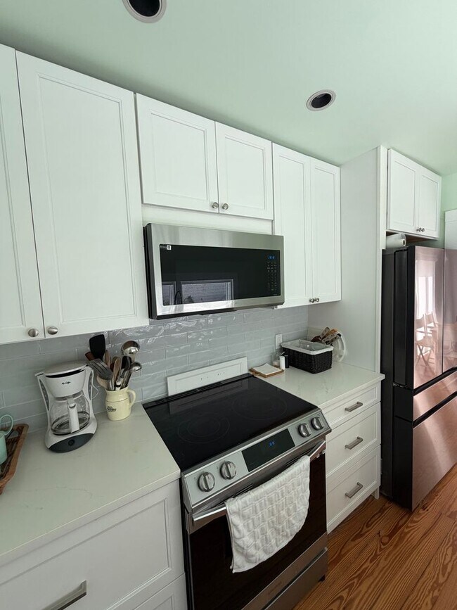 Building Photo - Newly Renovated 2 bed with 2.5 bath!