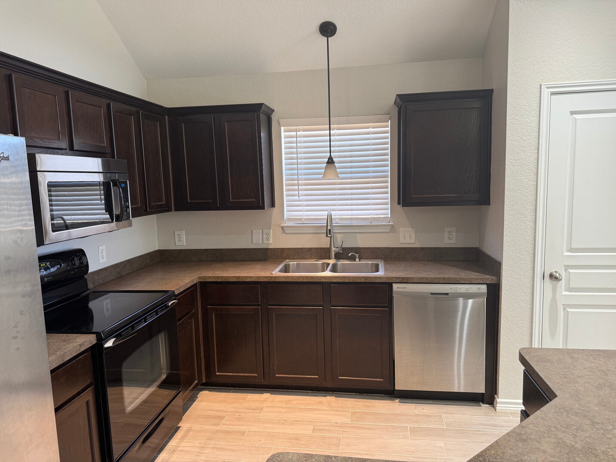 Building Photo - 1123 Neuberry Cliffe