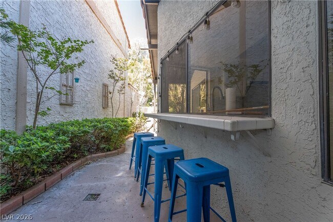 Building Photo - 2204 Plaza Del Robles