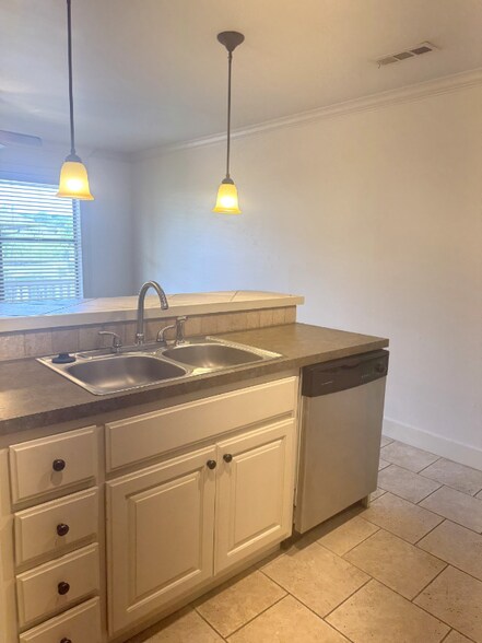 Building Photo - 711 W Douglas St