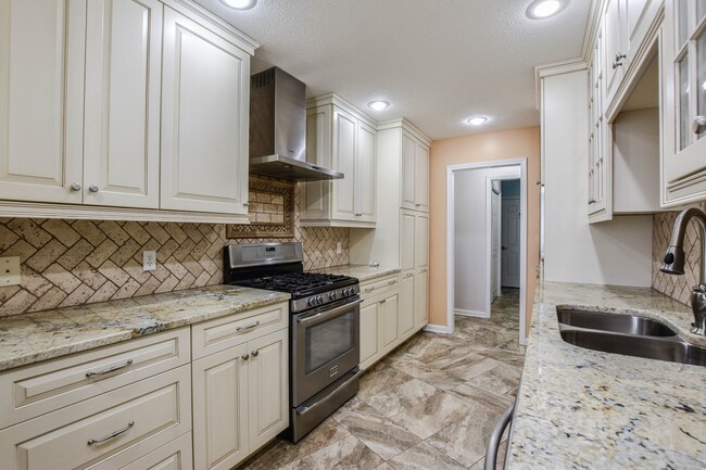 Building Photo - Pet Friendly Near i24!