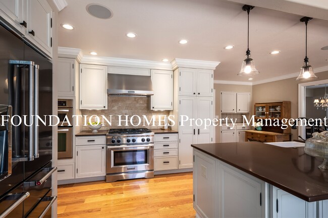 Building Photo - Gorgeous Ranch Style 4BD/2.5BA!  Outdoor Kitchen!  Hot Tub!  FOUNDATION
