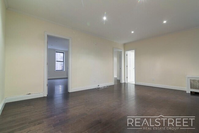Building Photo - 2 Bed In Prime Brooklyn Heights
