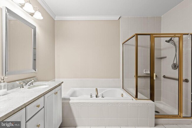 Building Photo - 2022 Crescent Wy