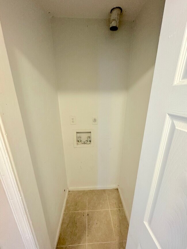 Building Photo - SPACIOUS 2 BEDROOM/1.5 BATH HOME IN PORTSMOUTH
