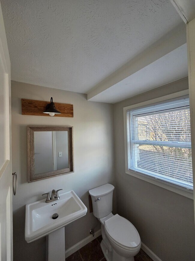 Building Photo - 3 bed, 2 bath, 1 car garage, fenced backyard, newly remodeled!