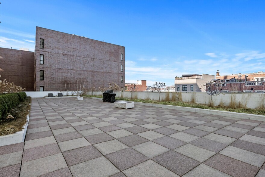 Building Photo - 230 W Division St