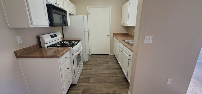 Building Photo - SPACIOUS ONE BEDROOM IN SEVEN HILLS