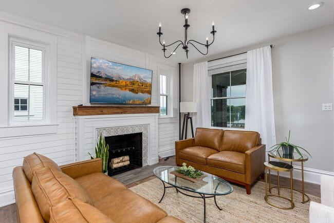 Building Photo - 608 N Front St