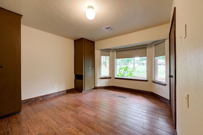 Building Photo - 2429 Cedar Oak Dr