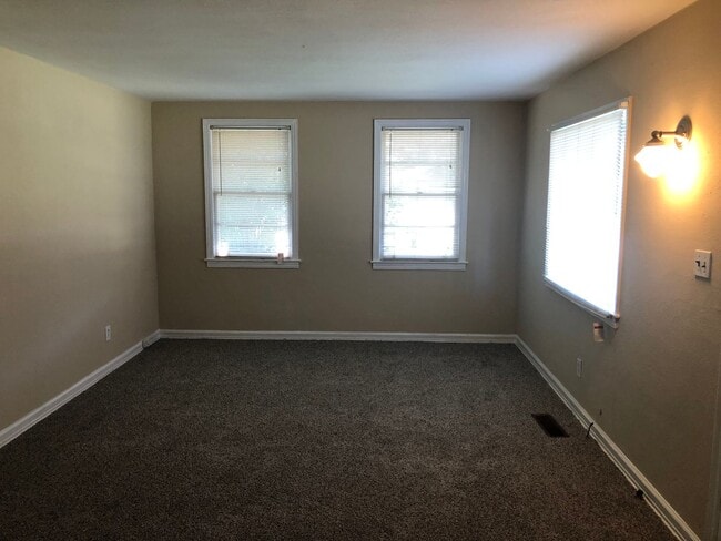 Building Photo - r2302