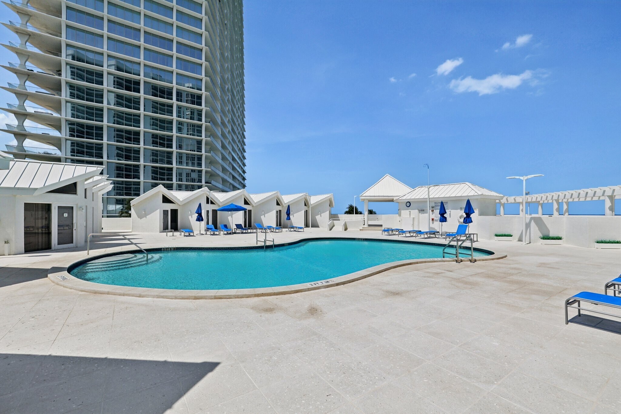 Building Photo - 16711 Collins Ave
