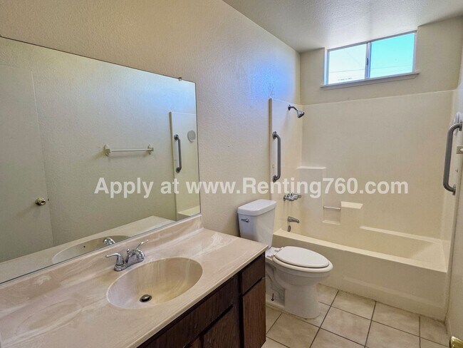 Building Photo - Spacious 2 Bed 1 Bath Home With Indoor Laundry Room