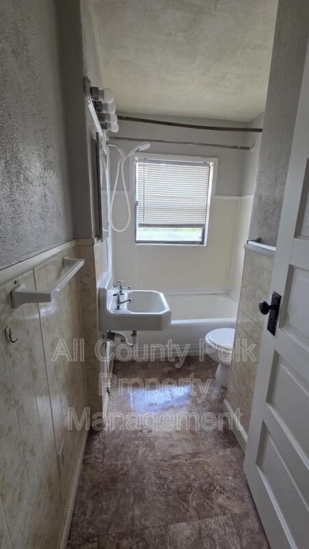 Building Photo - 918 E Lime St