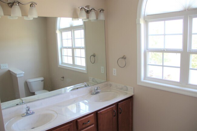 Building Photo - 107 Enchanted Way