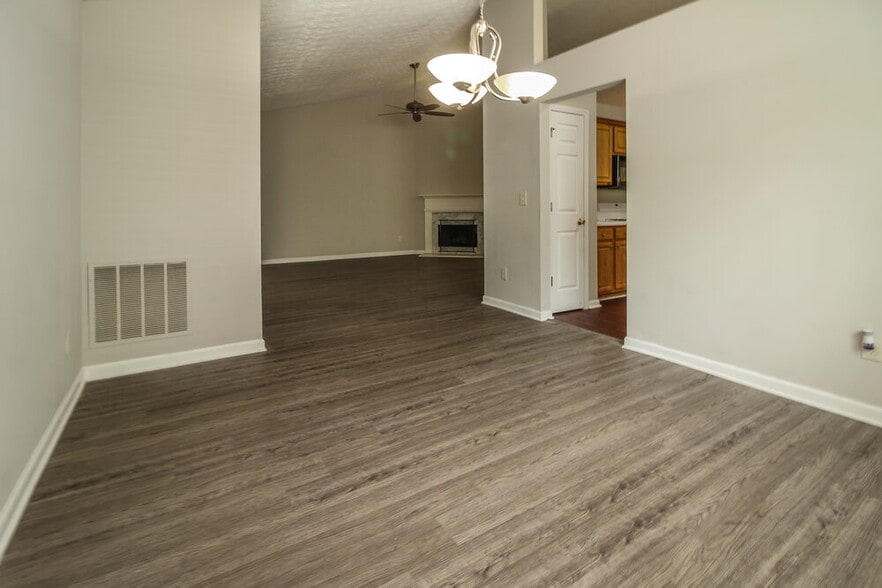 Building Photo - 5729 Lakeview Cir