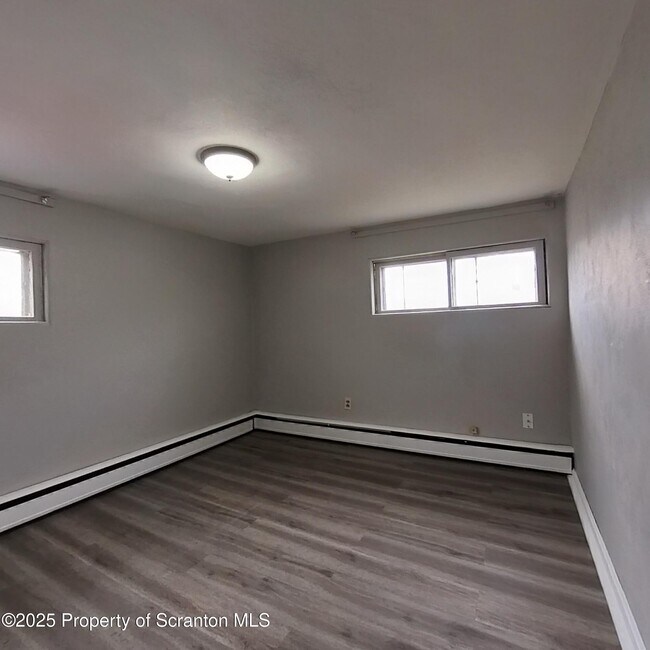 Building Photo - 37 Hickory St