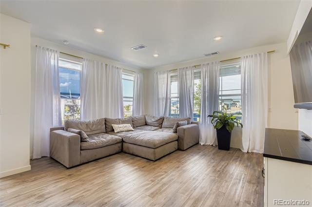 Building Photo - 625 Aspen Ave