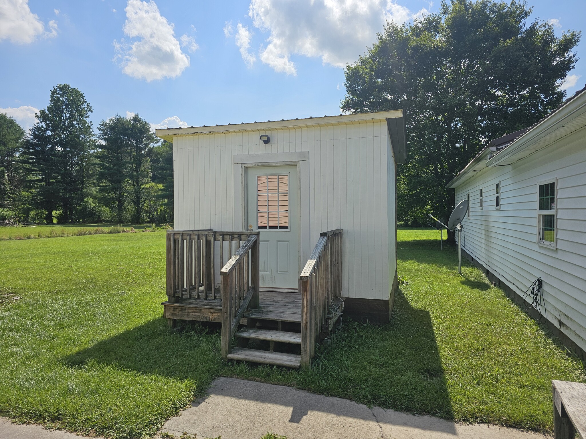 on-site laundry facility for all units - 19 crabtree rd