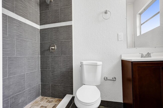 Building Photo - 651 SW 15th St