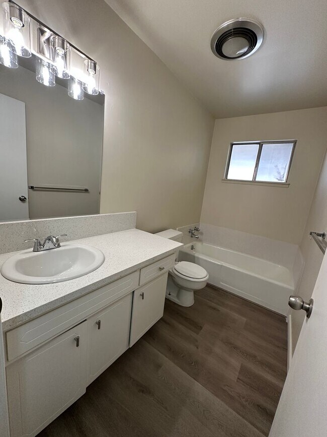 Building Photo - 1613 Carnation Ct