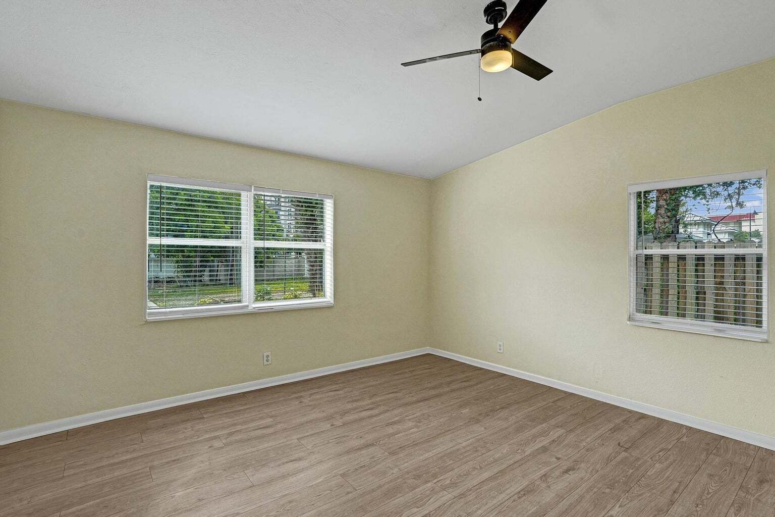 Building Photo - 1205 S Lake Dr