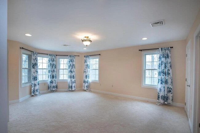 Building Photo - 4 Bedroom House For Rent