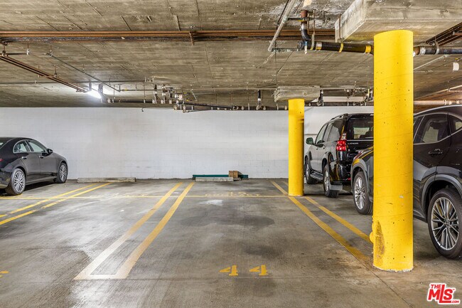 Building Photo - 1633 S Bentley Ave