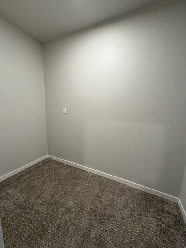 Building Photo - 5 Bed / 3 Bath Townhome in Murray!