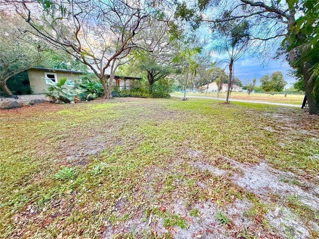 Building Photo - 1621 SW 117th Ave