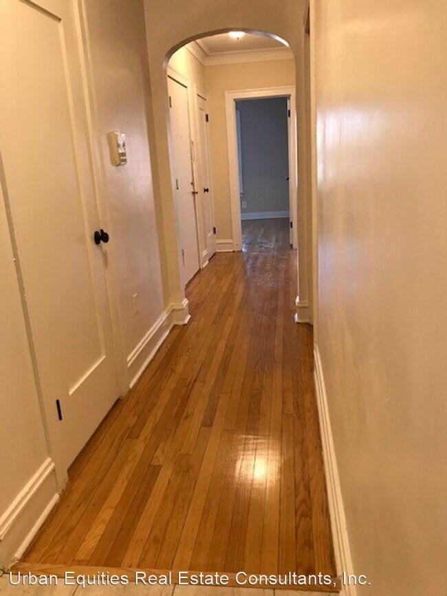 Building Photo - 824 Dobson St