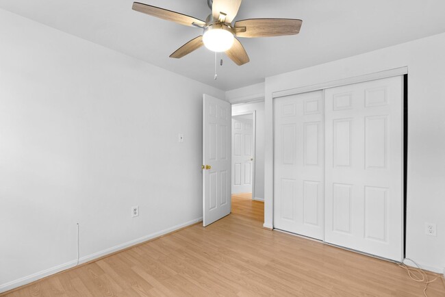 Building Photo - Spacious Townhome