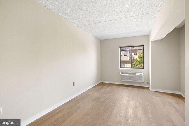 Building Photo - 200-10-210 Lombard St