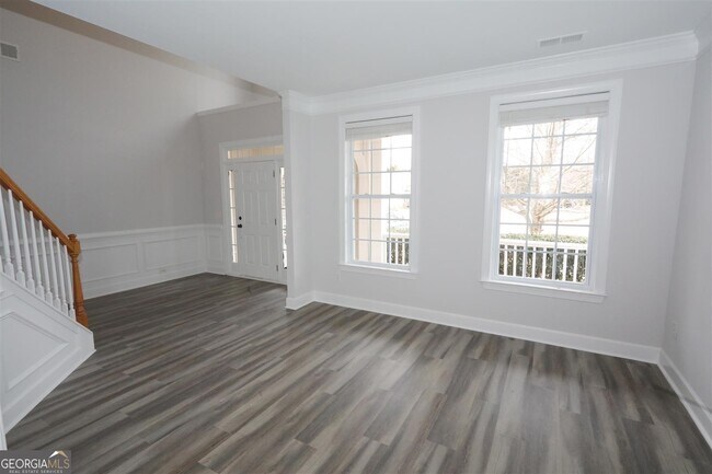 Building Photo - 3205 Vaughan Dr