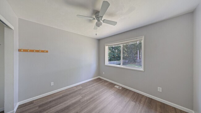 Building Photo - 4 Bed 3 Bath - 2 Living Rooms - Office Area - Pet Friendly - NAS Whidbey