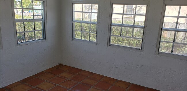 Building Photo - 410 Monroe Dr