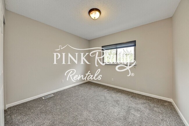 Building Photo - 5070 Hopkins Dr