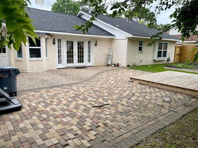 Building Photo - 2419 Briarlee Dr