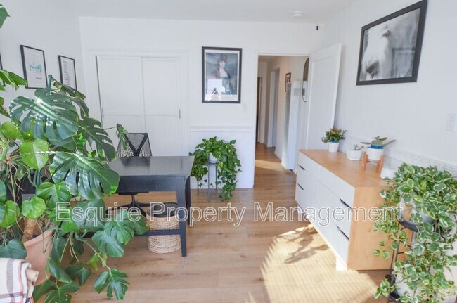 Building Photo - 676 Doris Ave