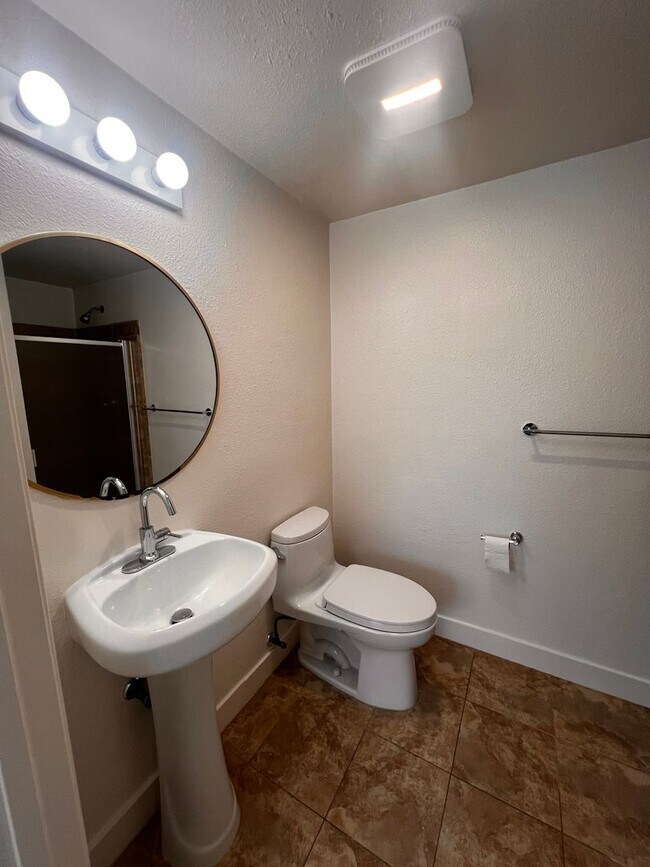 Building Photo - 2 bedroom 2 bath in Concord