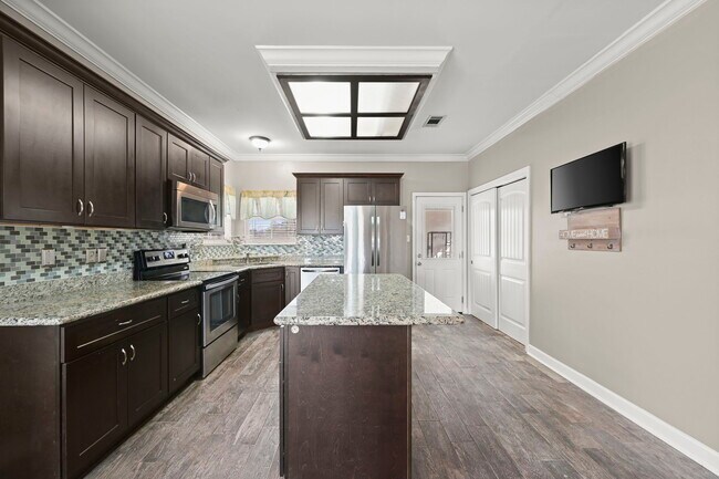 Building Photo - 2201 Hunters Trl Dr