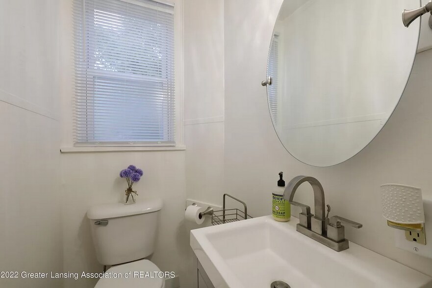 Building Photo - 504 N Walnut St