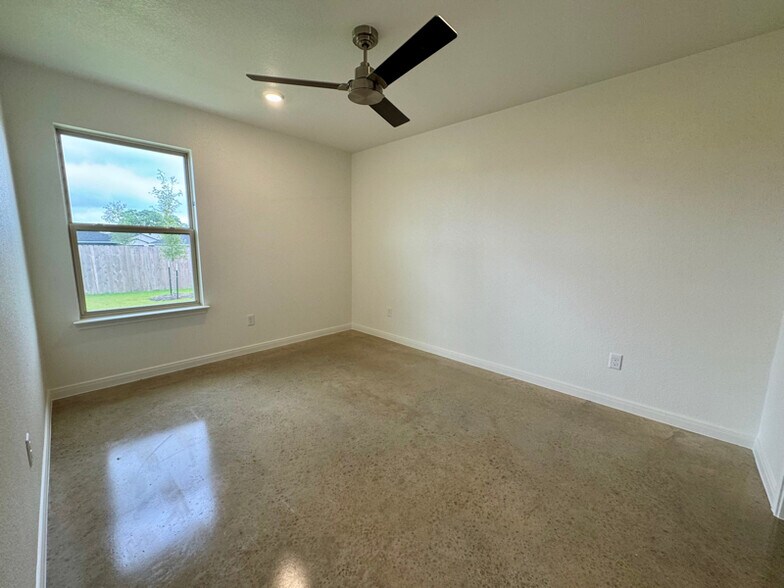 Building Photo - 914 Switchgrass Dr