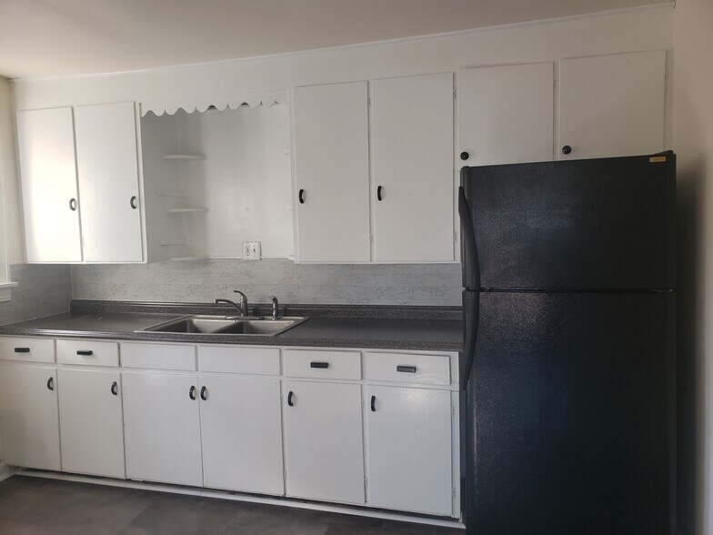 Kitchen - 629 W 4th St
