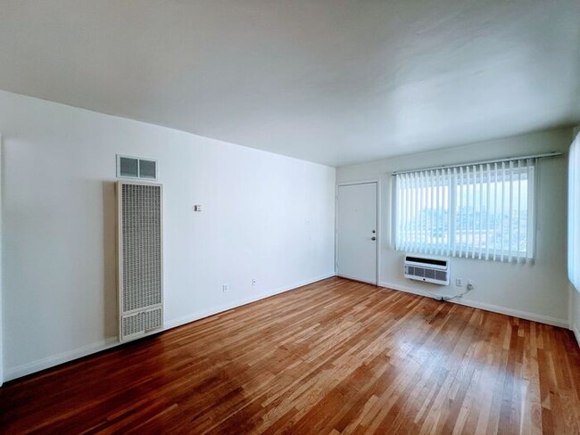 Building Photo - Charming 1 Bedroom in Banker's Hill with P...